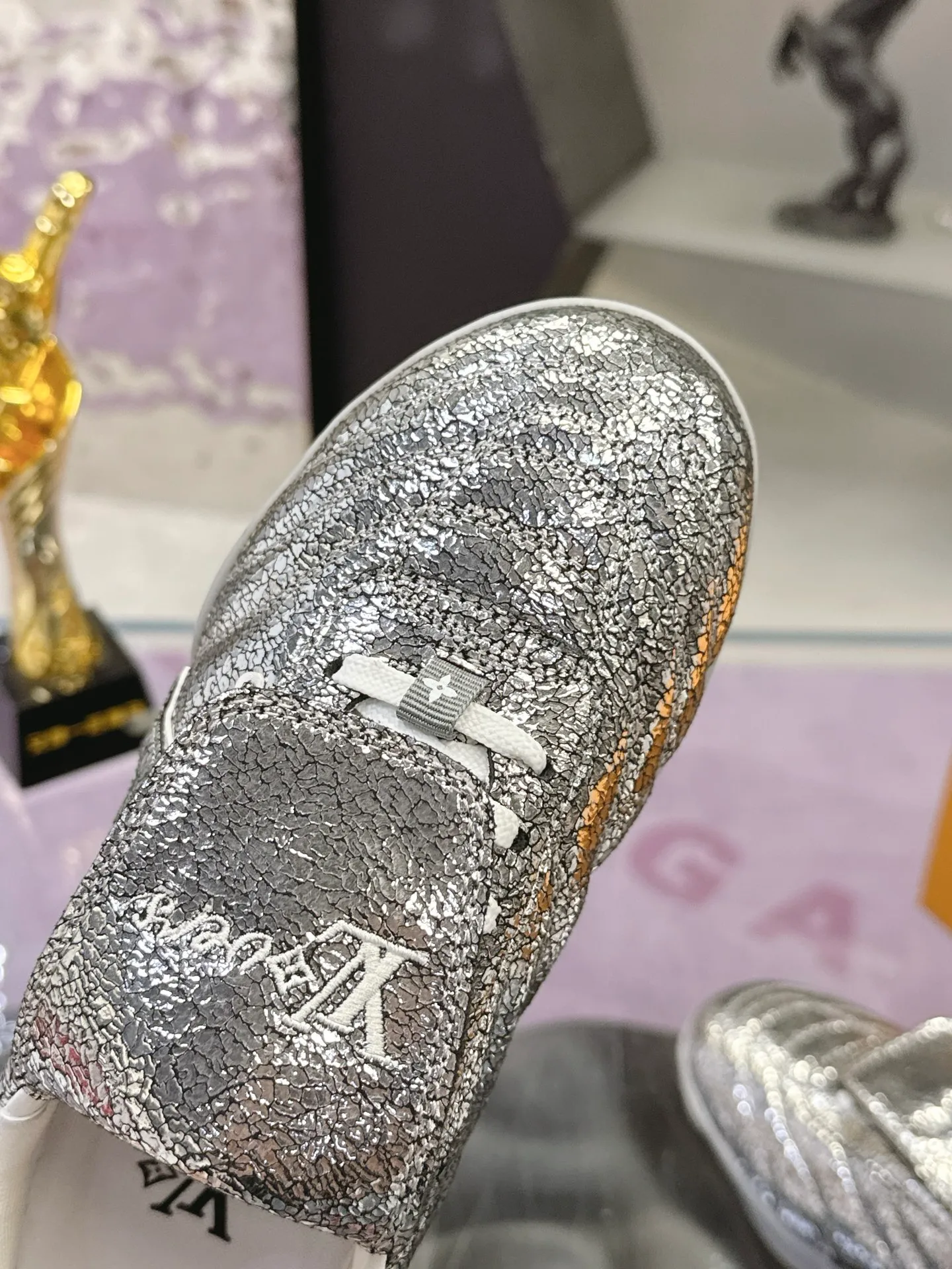 Men's shoes: 720💰 LV Louis Vuitton's latest Foot men's shoes💰print series Couple's football sneakers Original purchase, development and production This Foot men's shoes💰print Soccer sneakers are men's shoes💰pharrell Williams' first sneakers inspired by football shoes. The shoe is inspired by football that spans generations and cultures. The shoe is known for its sleek design, with the dynamic IV Initials logo on the side, the tongue embellished with the Lvers United badge inspired by the football team, and the sole pattern rubber sole decorated with multiple Louis Vuitton logos. Exquisite packaging at the delivery counter🛍📦 ▪️Material: Original imported top-layer cracked cowhide ▪️Inner: Original custom-made soft sheepskin lining ▪️Sole: original molded two-color T men's shoes 💰pU combination sole ▪️Sole thickness: 3.5CM ▪️Size: women's 35-41 / men's 39-45